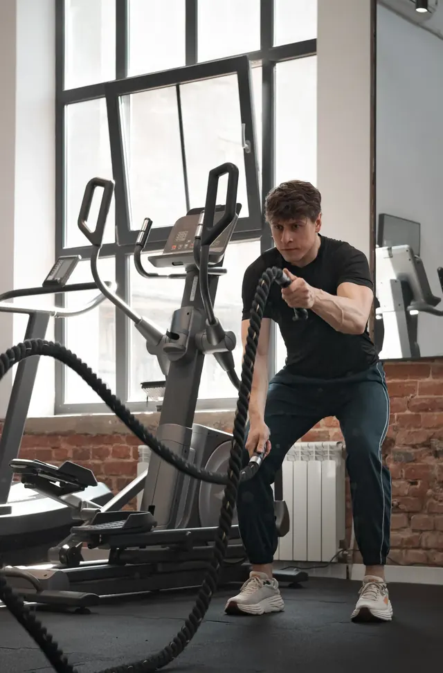 Tobiasz podczas treningu personalnego w Hustle Fitness w Łodzi